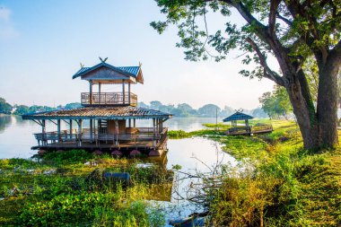 Tayland 'da kış mevsiminde su üzerinde dinlenme evi.