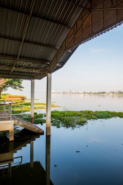 Tayland 'da kış mevsiminde Phayao Gölü' nün yanındaki şehir..