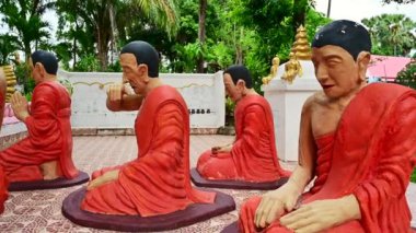 Buda heykeli ve havarileri, Buda 'nın öldüğü zaman..