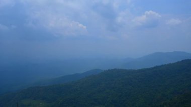 Mong Tepesi Köyü 'nün 4K zamanı ve Chiang Mai ili, Doi Suthep Pui Ulusal Parkı' ndaki dağ manzarası..