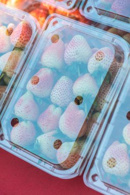 Plastik kutuda taze çilek, Tayland.