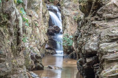 Mork Fa şelalesinin manzarası, Tayland.
