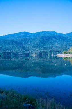 Tayland 'ın Chiangmai ilindeki Huay Tueng Tao gölünün manzara manzarası.