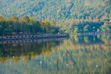 Tayland 'ın Chiangmai ilindeki Huay Tueng Tao gölünün manzara manzarası.