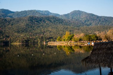 Tayland 'ın Chiangmai ilindeki Huay Tueng Tao gölünün manzara manzarası.
