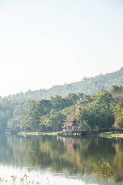 Tayland 'ın Chiangmai ilindeki Huay Tueng Tao gölünün manzara manzarası.
