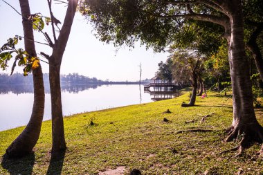 Tayland 'ın Chiangmai ilindeki Huay Tueng Tao gölünün manzara manzarası.