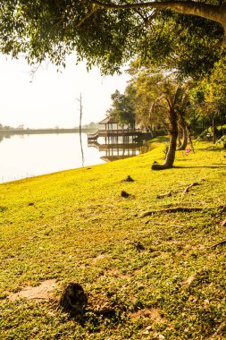 Tayland 'ın Chiangmai ilindeki Huay Tueng Tao gölünün manzara manzarası.
