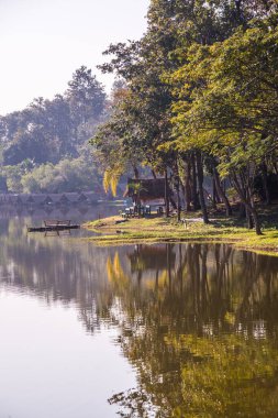 Tayland 'ın Chiangmai ilindeki Huay Tueng Tao gölünün manzara manzarası.