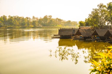 Tayland 'ın Chiangmai ilindeki Huay Tueng Tao gölünün manzara manzarası.