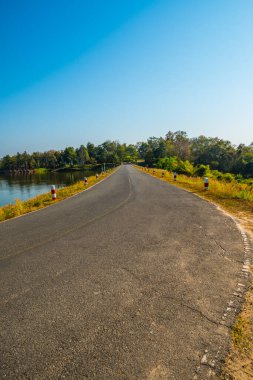 Chiangmai, Tayland 'da Huay Tueng Tao Gölü' nün yanındaki yol..