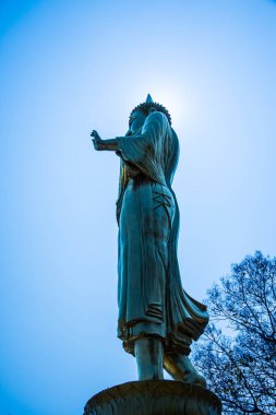 Phra 'da yürüyen altın Buda heykeli. Khao Noi tapınağı, Tayland.