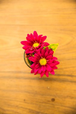 Tahta masadaki küçük çiçekler, Tayland