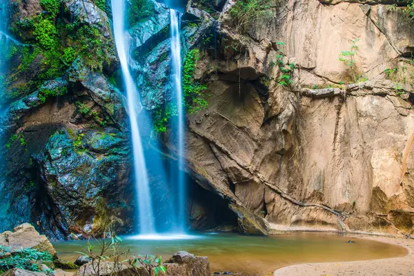 Tayland 'ın Chiangmai ilinde Mork Fa şelalesi.