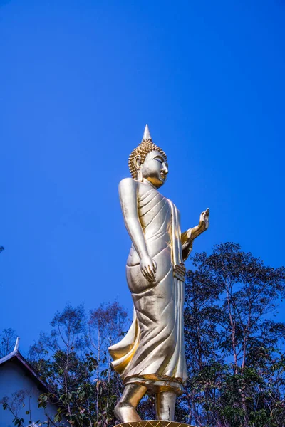 Phra 'da yürüyen altın Buda heykeli. Khao Noi tapınağı, Tayland.