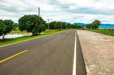 Tayland 'da Kwan Phayao Gölü' nün yanında yol ve koşu pisti.