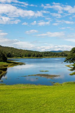 Mae Puem rezervuarının manzara görüntüsü, Tayland.