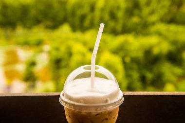 Sofrada plastik bardakta buzlu kahve, Tayland..