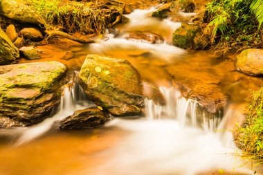 Champa Tanga Şelalesinde Su Akıyor, Tayland.