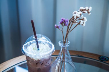 Plastik bardakta buzlu kakao, Tayland.