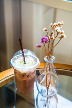 Plastik bardakta buzlu kakao, Tayland.