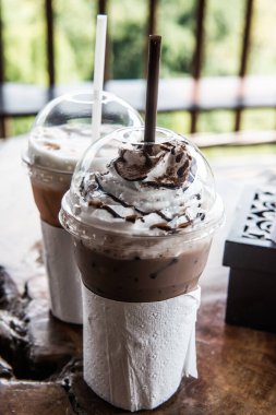 Plastik Bardakta buzlu sütlü çay ve buzlu kakao, Tayland.