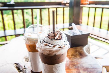 Plastik Bardakta buzlu sütlü çay ve buzlu kakao, Tayland.