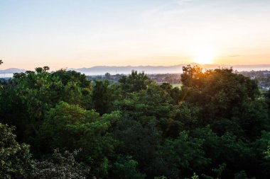 Sabah vakti dağ manzarası, Tayland.