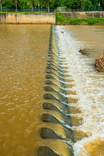 Weir, Tayland 'ın Lampang bölgesinde..
