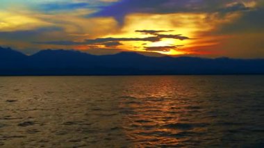 4K Kwan Phayao Gölü 'nün günbatımı zamanı bulutlu videosu, Tayland.