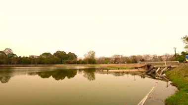 Sunset, Chiang Mai 'de Ang Kaew Reservoir' ın 4K Timelapse Videosu.