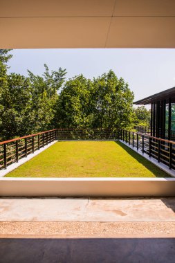 Tayland 'ın modern binasının çatısında çimen döşemesi.