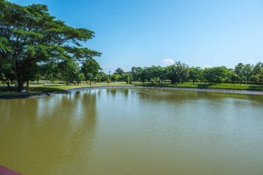 Tayland 'ın Chiang Rai bölgesinde mavi gökyüzü ile göl.