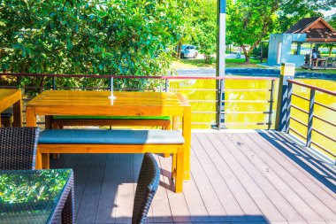 Tayland 'ın Chiang Rai şehrinde göllü yemek masası..