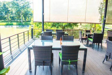 Tayland 'ın Chiang Rai şehrinde göllü yemek masası..