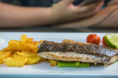 Tayland 'da beyaz tabakta balık bifteği.