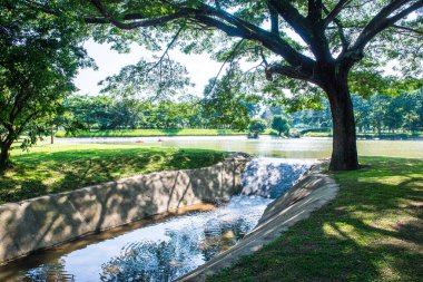Su, Tayland 'daki küçük beton kanala taşar..