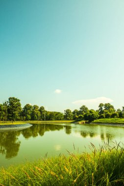 Tayland 'ın Chiang Rai bölgesinde mavi gökyüzü ile göl.