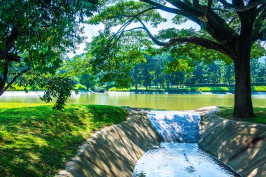 Su, Tayland 'daki küçük beton kanala taşar..