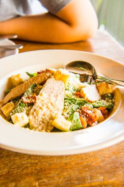 Peynirli Sezar salatası, Tayland.