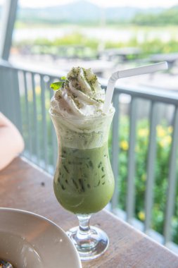 Krem şantili buzlu yeşil çay, Tayland.
