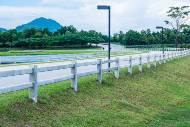 Bisiklet yolu olan yeşil çimenlik alan, Tayland.