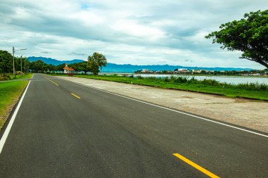 Tayland 'da Kwan Phayao Gölü' nün yanında yol ve koşu pisti.