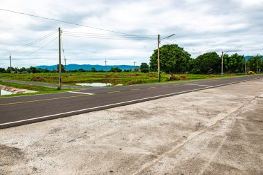 Tayland 'da Kwan Phayao Gölü' nün yanında balık havuzlu koşu pisti..