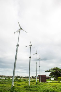 Tayland 'ın Phayao ilinde küçük bir rüzgar türbini.