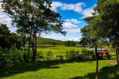 Phayao 'daki Maepuem Milli Parkı' nın güzel göl manzarası.