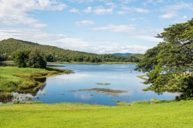 Mae Puem rezervuarının manzara görüntüsü, Tayland.