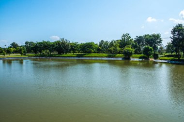 Tayland 'ın Chiang Rai bölgesinde mavi gökyüzü ile göl.