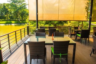 Tayland 'ın Chiang Rai şehrinde göllü yemek masası..