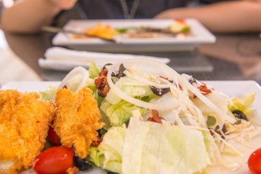 Kızarmış balıklı sebze salatası, Tayland.